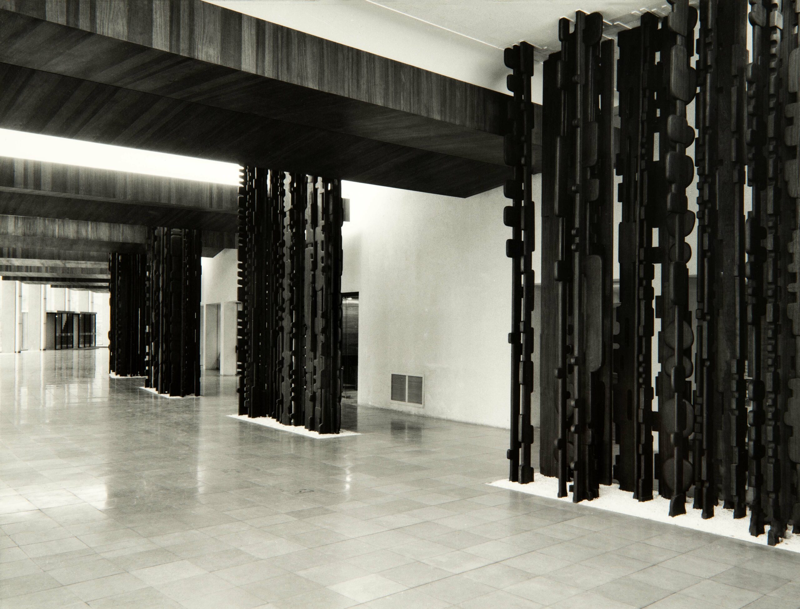 La sculpture de Stahly, Echo de la Forêt, reprend racine à la Maison de la Radio